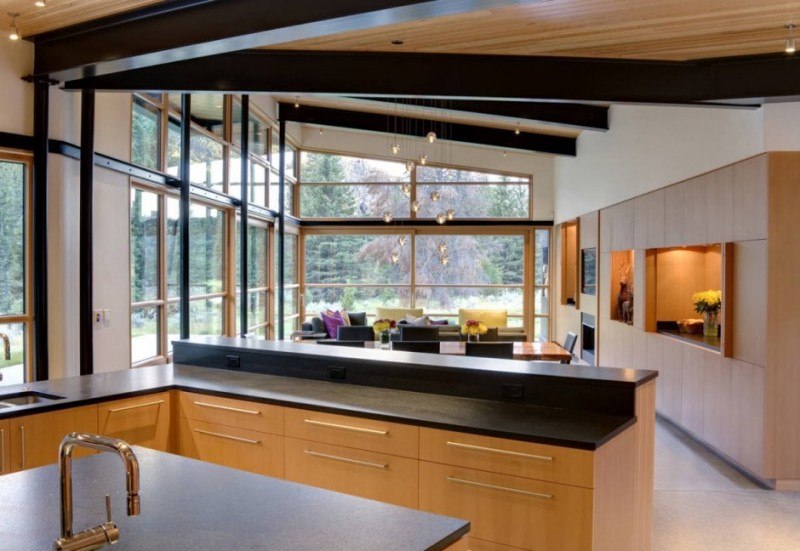 cuisine et séjour - River Bank house par Balance Associates Architects - Big Sky, Montana, Usa