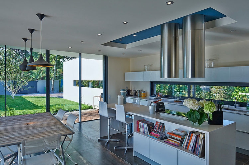 cuisine et ses hottes en inox - Maison contemporaine par Hybre-architecte - Gradignan - photo Philippe Caume