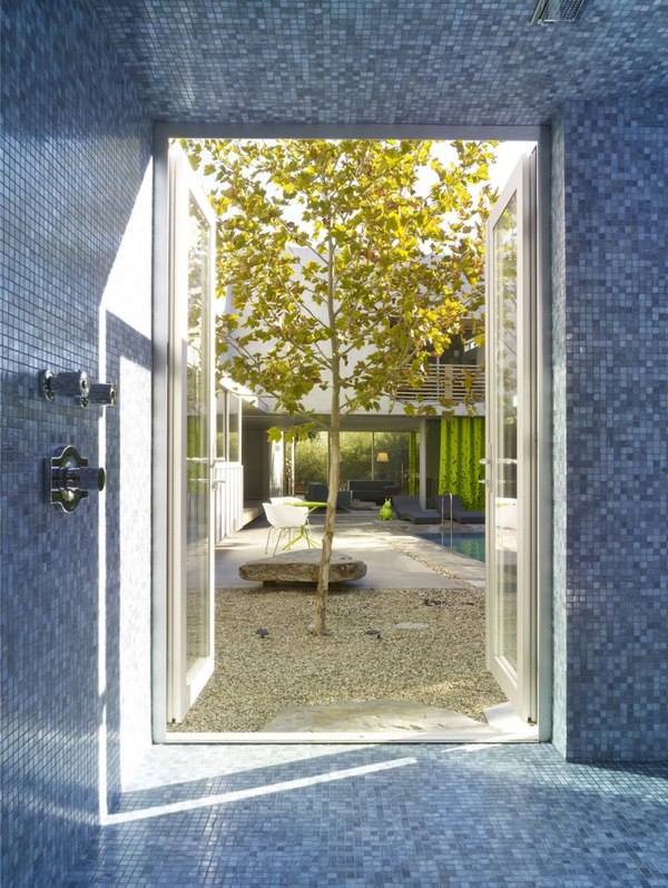 douche en mozaïque - Norwich Residence par Clive Wilkinson Architects - West Holywod, Usa