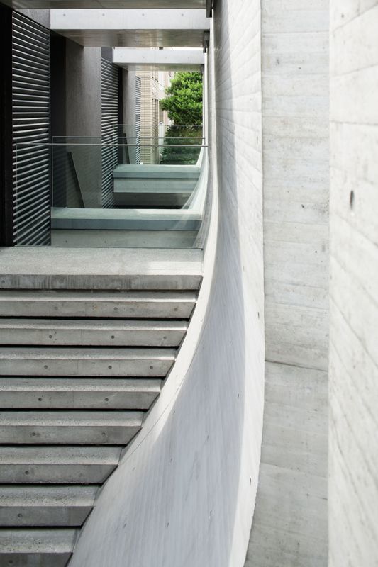escalier accès second étage - maison-urbaine par Artechnic - Japon