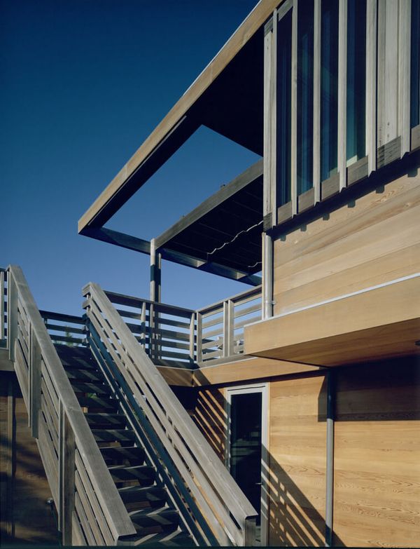 escalier bois extérieur - Fire-Island-House par John Butterworth - New-York, USA