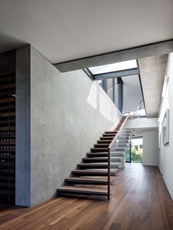 escalier bois, métal et verre - Oak Pass Main House par Walker Workshop - Los Angeles, Usa