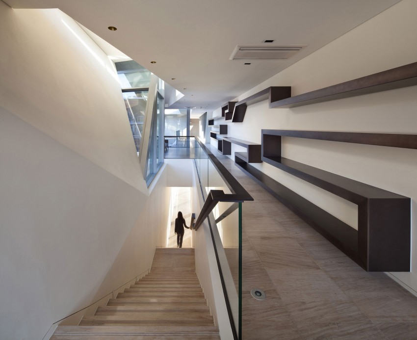 escalier et couloir étage - Maison Rivendell par IDMM Architects - Corée du sud