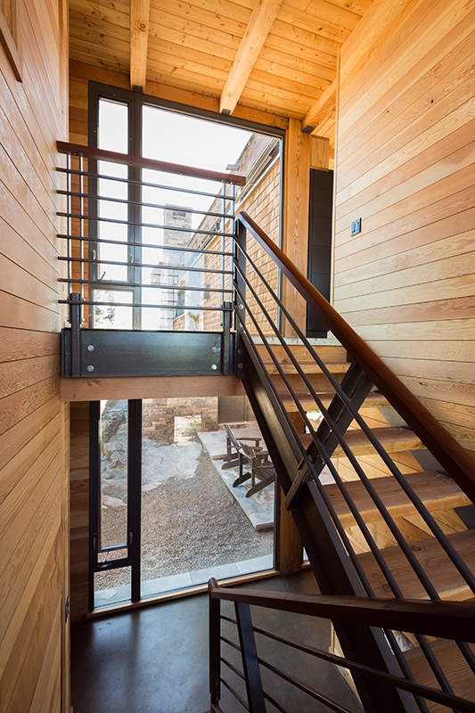escalier métal et bois - Cottage Country par Core Architects - Baie géorgienne, Canada