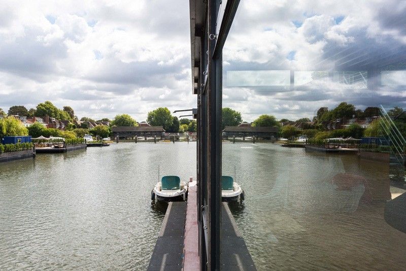 façade baie vitrée - houseboat par MAA Architects - Tamise, Angleterre