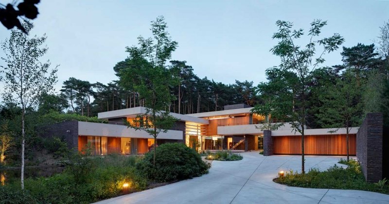 façade entrée garage de nuit - The Dune Villa par HILBERINKBOSCH Architects - Utrecht, Pays-Bas
