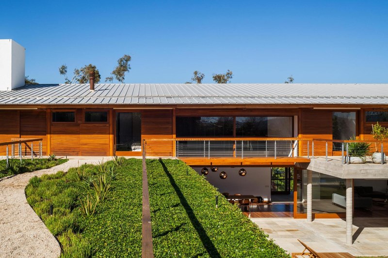 façade et accès étage - Ft house par Reinach Mendon Arquitetos - Bragança Paulista, Brésil