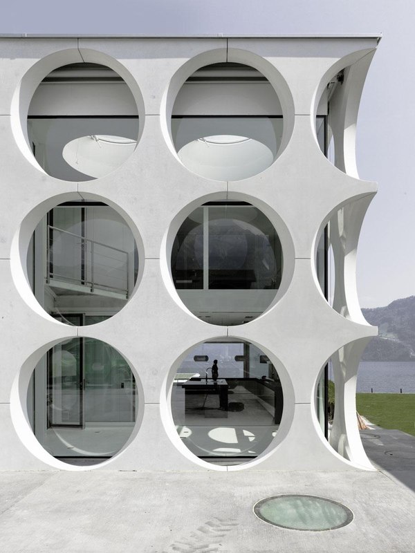 façade ouvertures circulaires - o-house par Philippe Stuebi - Lucerne, Suisse