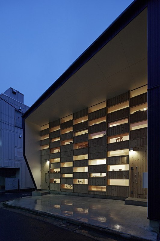 façade principale illuminée - checkered-house par Takeshi Shikauchi - Tokyo, Japon