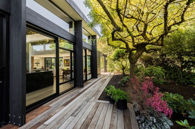 Façade Terrasse Bois é Jardin - Bradnor-Road Par Cymon Allfrey Architects - Fendalton, Nouvelle-Zelande