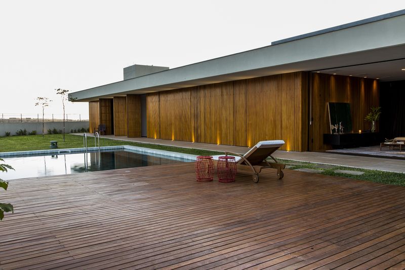 Façade Terrasse Bois & Piscine - MCNY-House Par Mf Arquitetos - Franca, Bresil