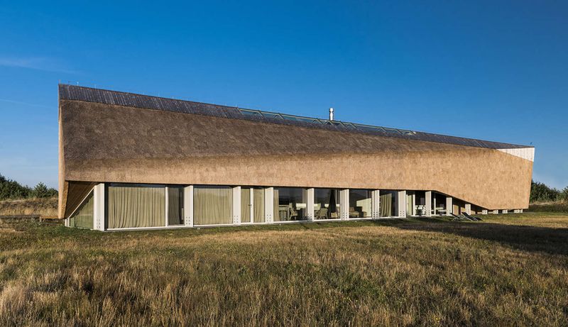 Façade Vitrée & Toiture Sinueuse - Dune-House Par Archispektras - Lettonie