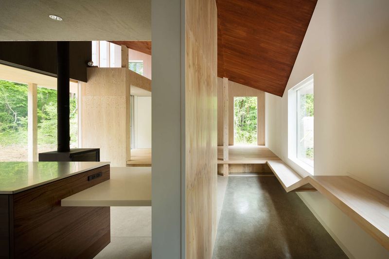 Gauche. Cuisine & Cheminée Droite. Couloir - Shed-Roof-House Par Hiroki Tominaga - Yamanashi, Japon