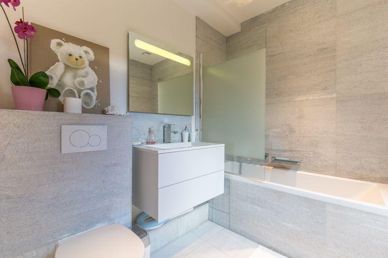 petite salle de bains - maison ossature bois par Groupe Futura - France