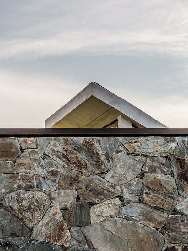 mur en pierres - House in Q2 par Santiago Viale - Mendiolaza, Argentine
