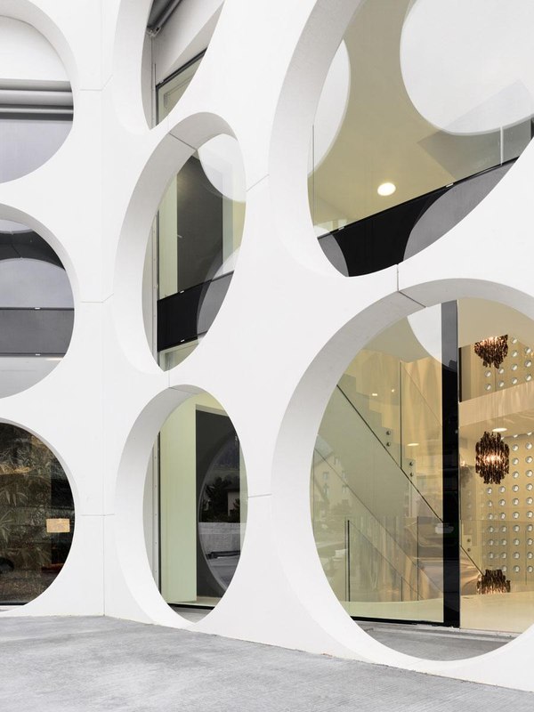 ouvertures circulaires - o-house par Philippe Stuebi - Lucerne, Suisse