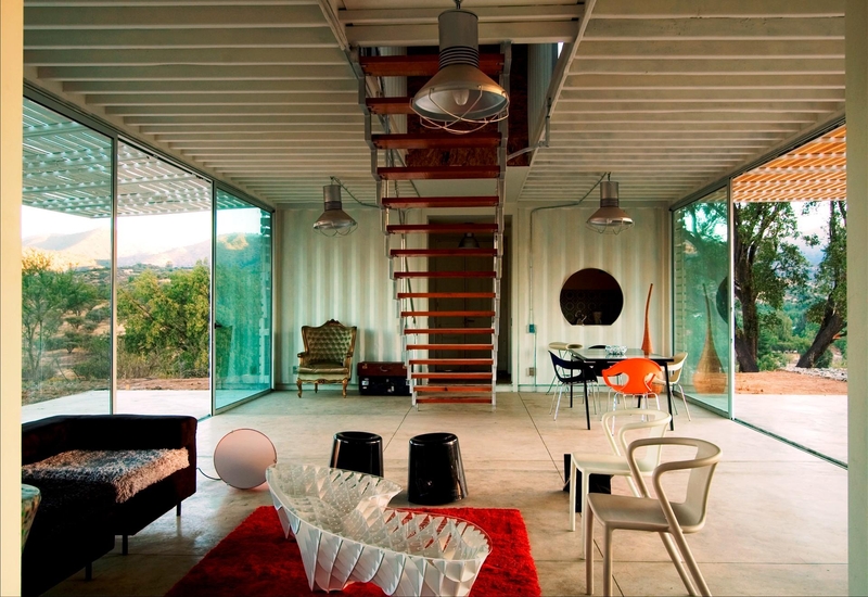 pièce de vie et escalier - Infiniski Manifesto House par james&mau arquitectura - Curacaví, Chili - photo Antonio Corcuera