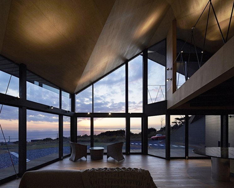 pièce de vie et vue panoramique - Villa Escargot par Takeshi Hirobe Architects - Chiba, Japon