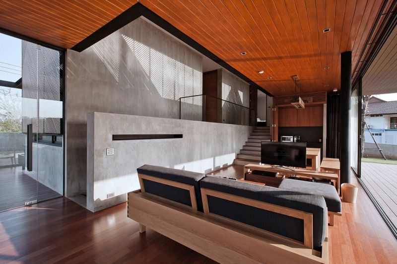 pièce de vie & grande baie vitré coulissante - KA-House par IDIN Architects - Pak Chong, Thaïlande