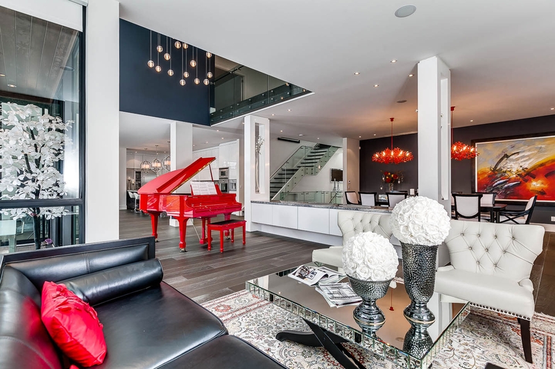 piano rouge dans pièce de vie - Ashley Park House par Barroso Homes - Toronto, Canada