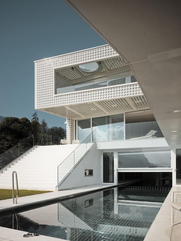 piscine extérieur et intérieur - o-house par Philippe Stuebi - Lucerne, Suisse