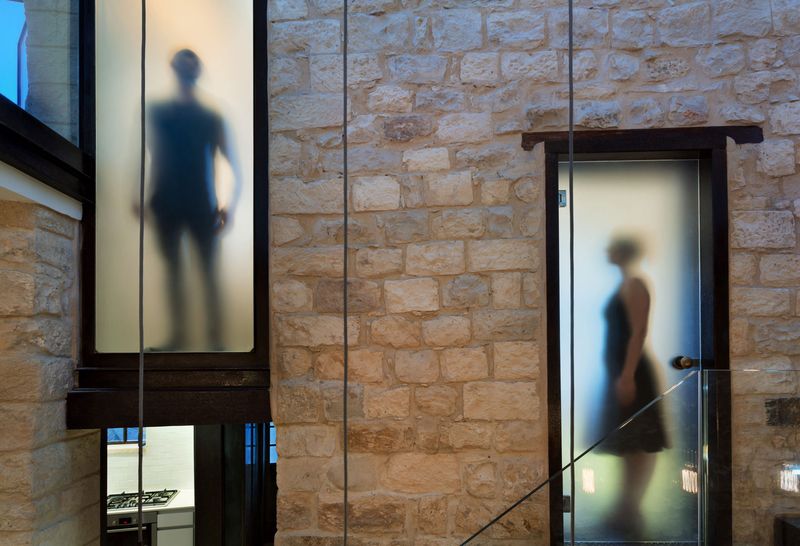 portes vitrées - Stone-House par Henkin Shavit Architecture & Design - Safed, Israël