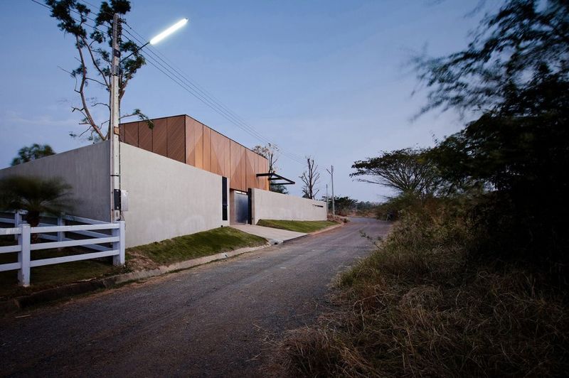 route principale accès - KA-House par IDIN Architects - Pak Chong, Thaïlande
