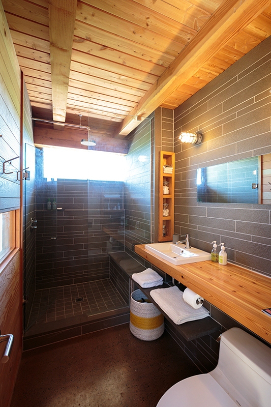salle de bains et douche - Cottage Country par Core Architects - Baie géorgienne, Canada