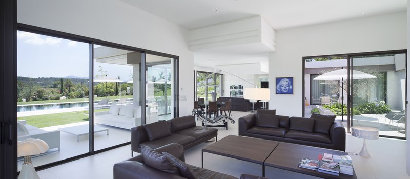 salon - Villa Sainte-Victoire par Henri Paret Architecte avec Kawneer - Aix en Provence, France