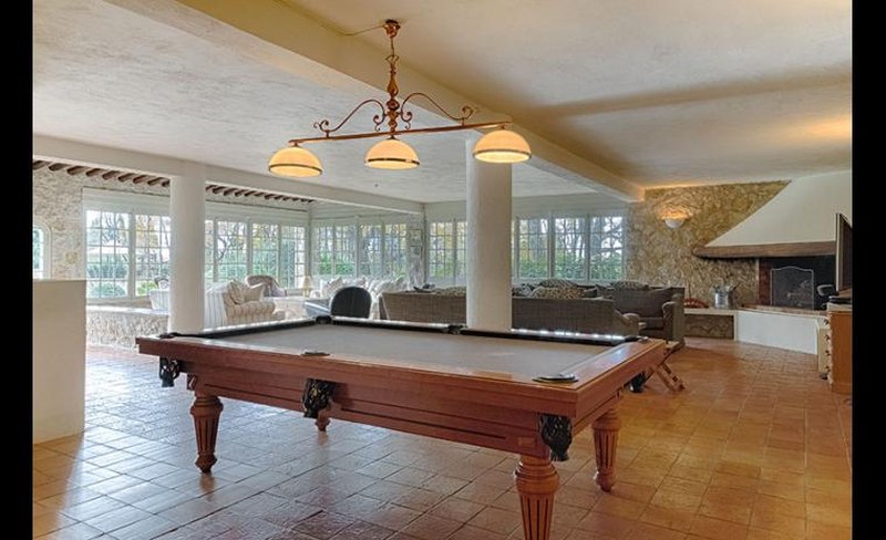 salon & table de billard - romantique villa d’Edith Piaf