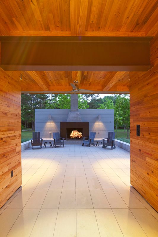 salon terrasse design & cheminée - Pond-House par Holly-Smith-&-Architectes - Louisiane, USA