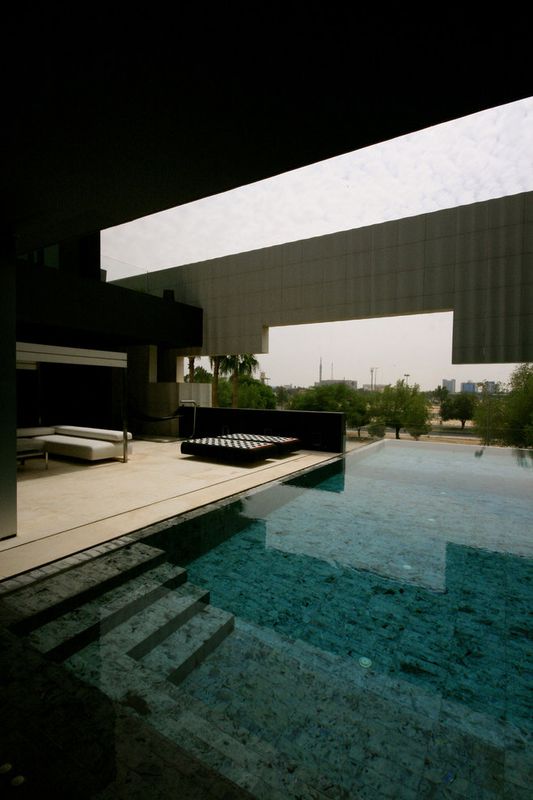 salon terrasse design & vaste piscine - desert-rose par Massimiliano Camoletto - Koweit.
