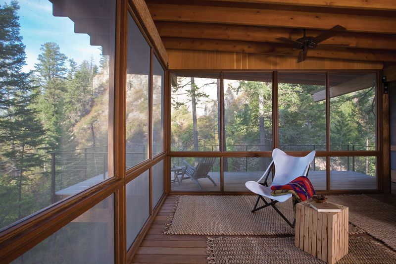 salon & vue panoramique paysage - Cabin-Flathead-Lake par Anderson Wise Architects - Montana, USA