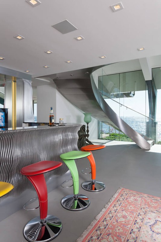 tabourets rétro design et bar - Carmel Highlands Residence par Eric Miller Architects - Carmel-By-The-Sea, Usa