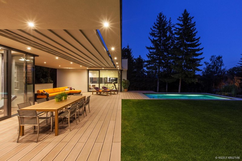 terrasse et piscine de nuit - Reviving Mies par Architéma - Buda Hills, Hongrie