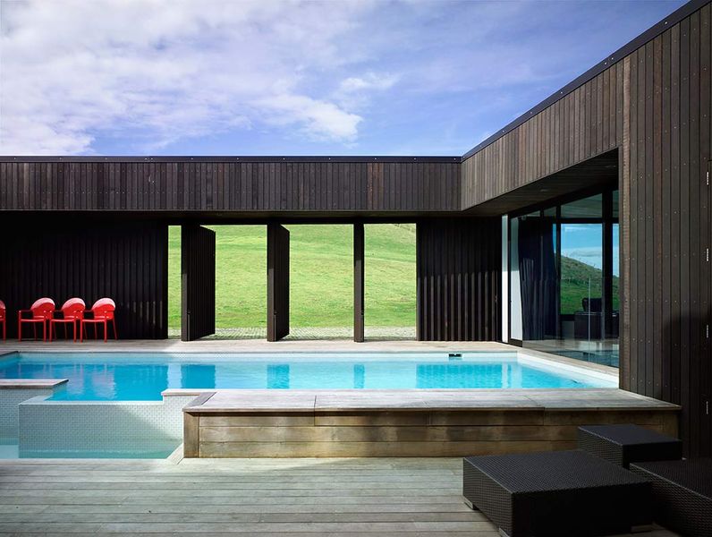 terrasse & piscine - Modern farmhouse par Pattersons - Muriwai, Nouvelle-Zélande