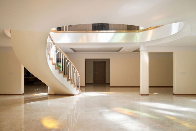 vaste pièce avec escalier accès étage - Kaveh-House par Pargar Architecture and Design Studio - Téhéran, Iran