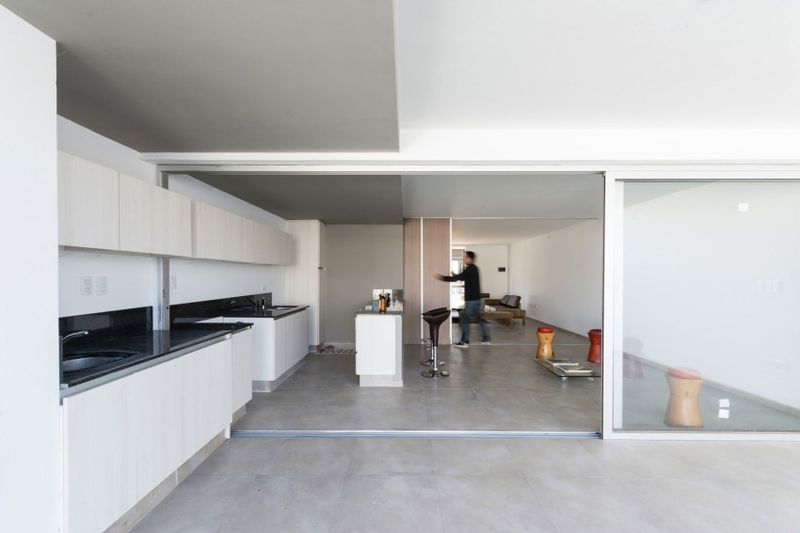 vue îlot de cuisine & séjour - Casas-Adosadas par Estudio A+3 - Córdoba, Argentine