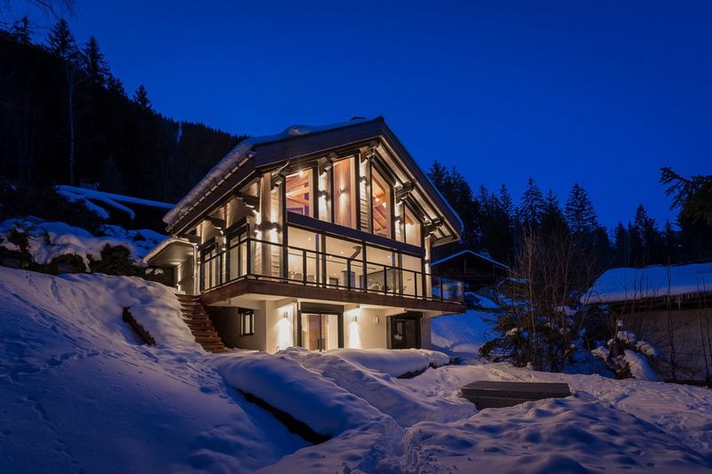 vue d'ensemble illuminée - Chalet-Dag par Chevalier Architectes - France