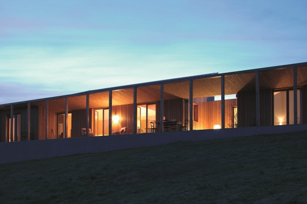 vue extériere nuit - maison péristyle par sonnomdevenise architectes - Marseillan, France