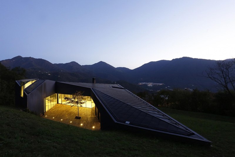 vue extérieure nuit - Alps Villa par Camillo Botticini Architect - Brescia, Italie