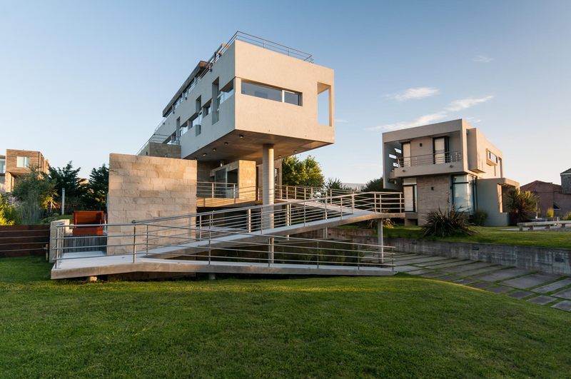 vue extérieure passerelle - Wanka House par Estudio Arquitectura Galera - Cariló, Argentine
