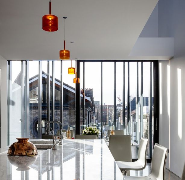 vue pièce cuisine - Percy lane luxury homes par Odos architects - Dublin Irlande.jpg
