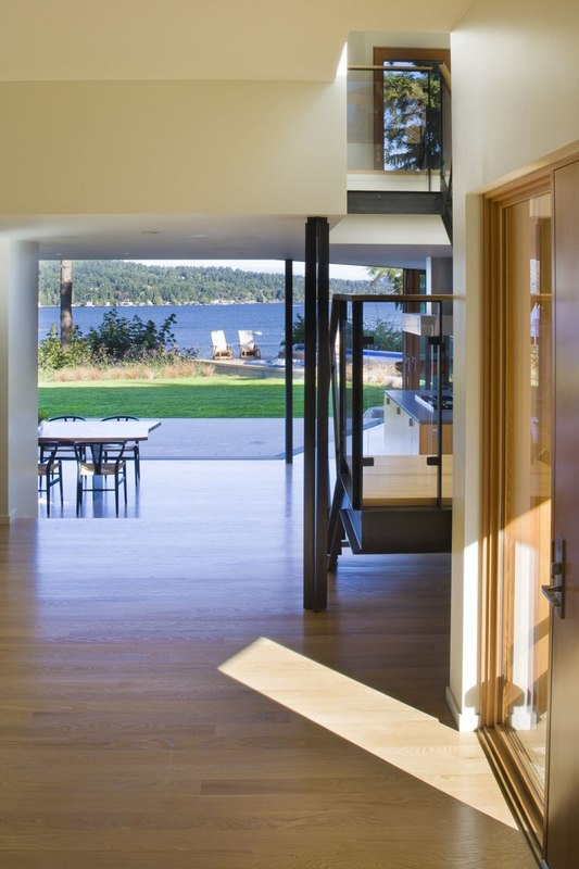 vue vers terasse extérieure - Cedar Park House par Peter Cohan - Seattle, Usa