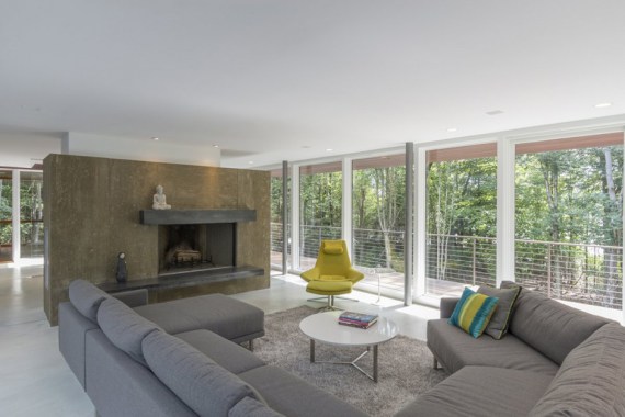 Salon et cheminée - Berkshire Pond House par David Jay Weiner USA
