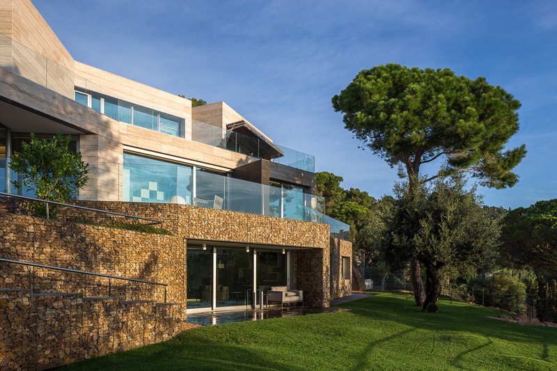 façade principale - maison exclusive par Dosarquitectes - Girona, Espagne