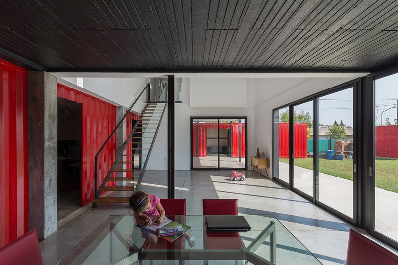 Salon avec baie vitrée - Container House par Schreibe Architect - Cordoba, Argentine