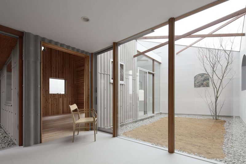 baie vitrée entrée & cour intérieur - maison bois contemporaine par Masahiro Miyake - Tokushima, Japon