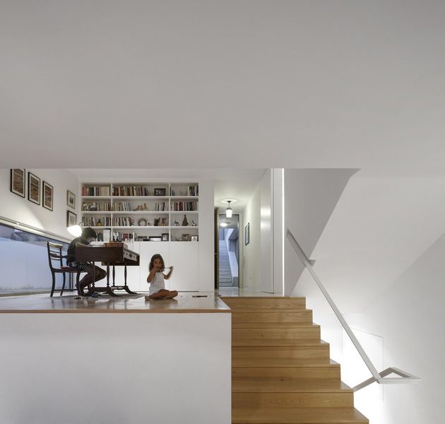bureau & escalier accès étage - house-caxias par António Costa Lima Arquitectos - Caxias, Portugal