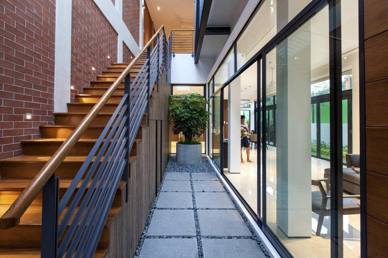 couloir séparant escalier & salon - maison exclusive par Aamer Architects - Singapour